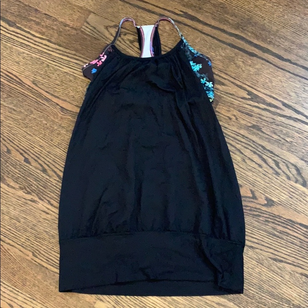 Lululemon exercise top with built in sports bra!